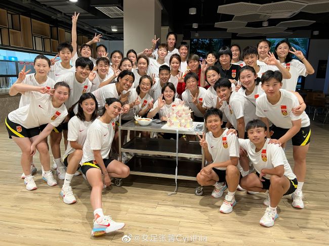 两国交战，战士们染血视死如归，沛伞舞动，刀刀见血拳拳到肉；;子虞（邓超饰）与;小艾（孙俪饰）琴瑟对峙，刀伞箭矢寒光四射